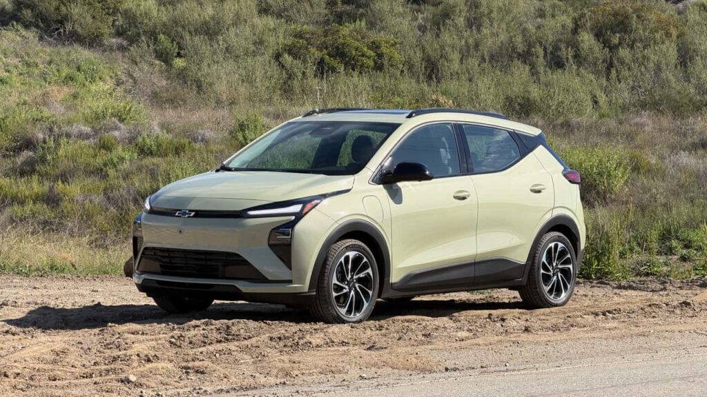 Chevrolet SUV parkeret i naturen