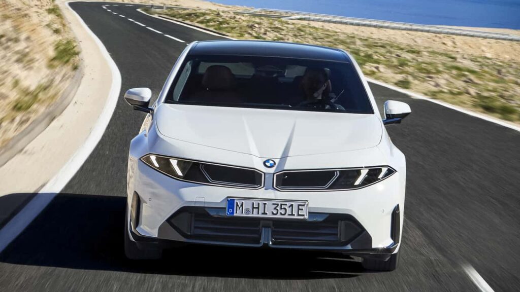 BMW elektrisk sedan på landevej