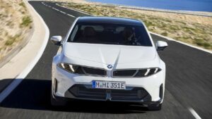 BMW elektrisk sedan på landevej