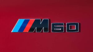 BMW M60 emblem på rød baggrund