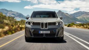BMW elektrisk SUV kører på landevej