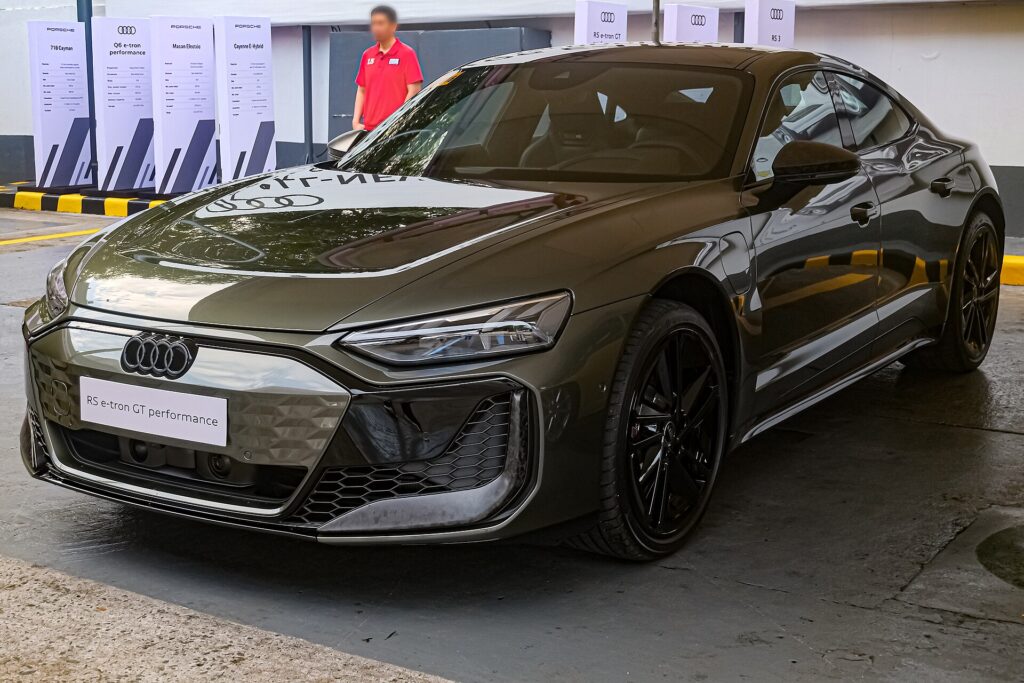 Mørkegrøn Audi RS e-tron GT performance udstillet ved et bilevent