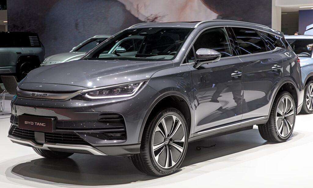 Grå BYD Tang set skråt forfra på en biludstilling