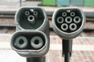 CCS-ladestik til DC-lynladning ved siden af et Type 2-stik til AC-ladning