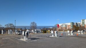 Række af DC-lynladere på en parkeringsplads under en solcelleoverdækning