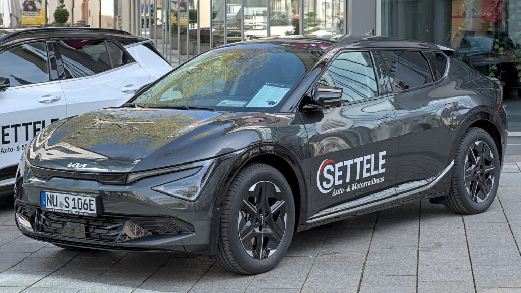 Mørkegrå Kia EV6 efter faceliftet udstillet hos en forhandler