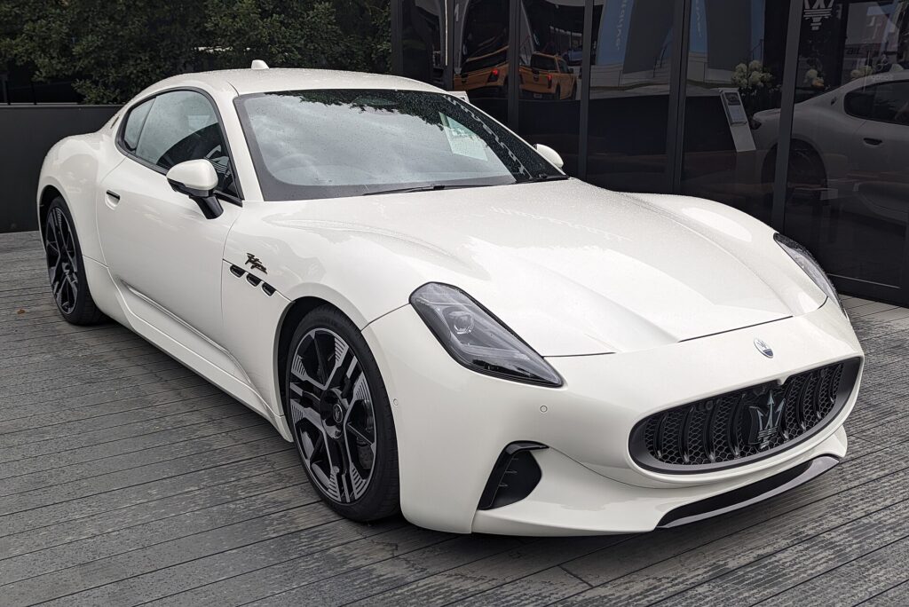 Hvid Maserati GranTurismo Folgore set skråt forfra