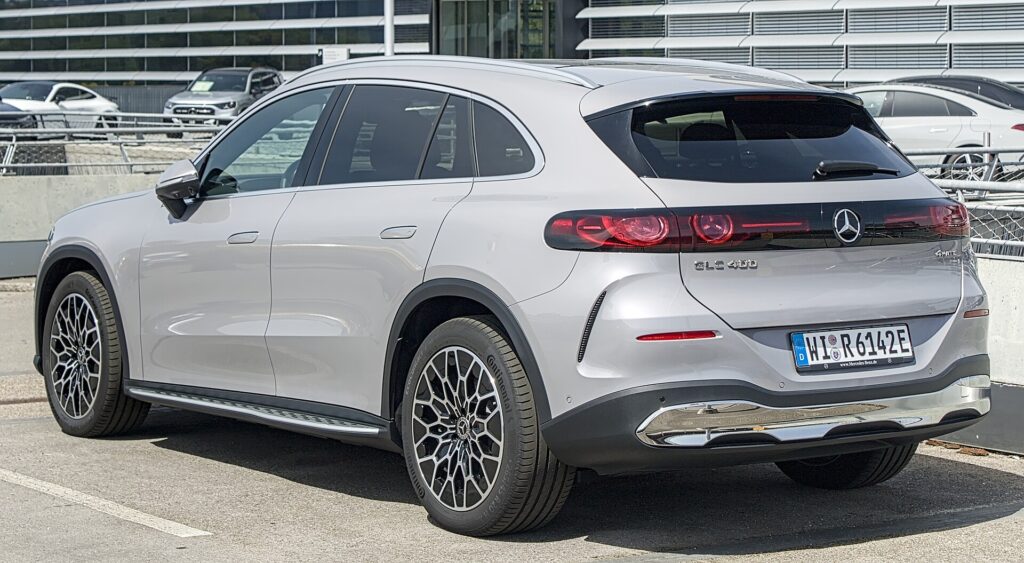 Sølvgrå Mercedes-Benz GLC 400 med EQ-teknologi set skråt bagfra på en parkeringsplads
