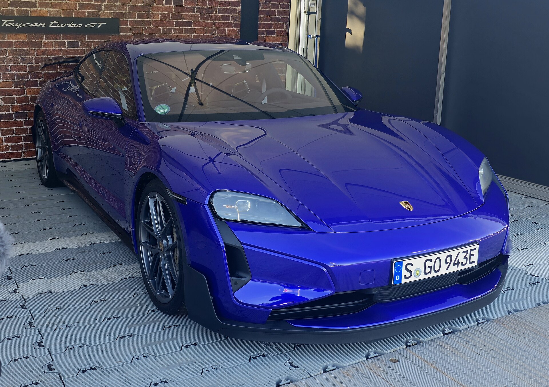 Blå Porsche Taycan Turbo GT med Weissach-pakke parkeret udendørs
