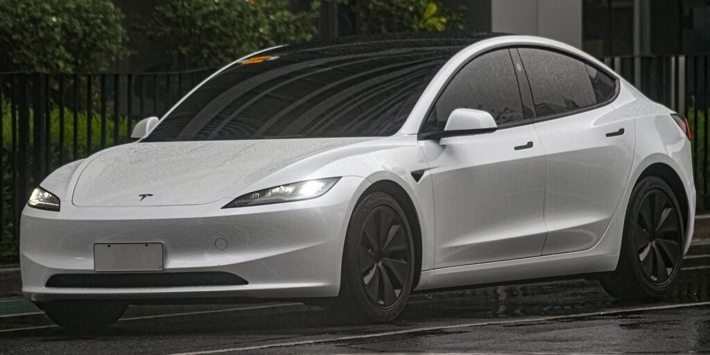 Hvid Tesla Model 3 Performance parkeret udendørs
