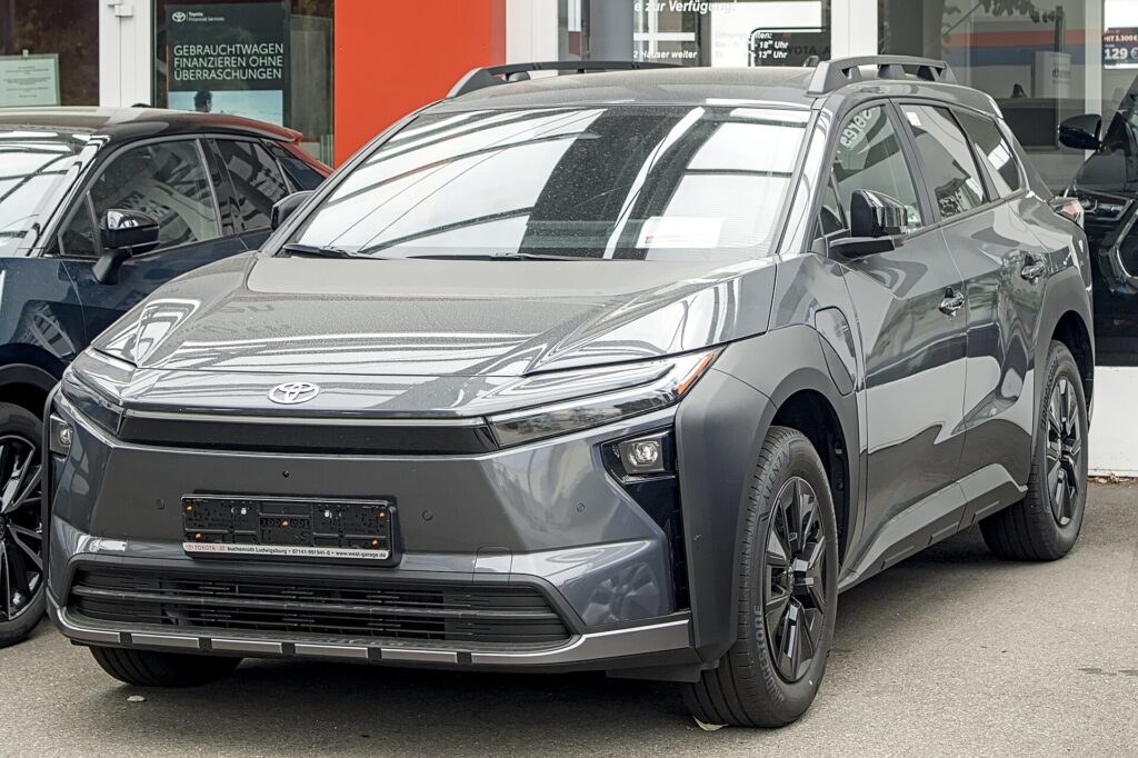 Mørkegrå Toyota bZ4X Touring med tagræling set skråt forfra