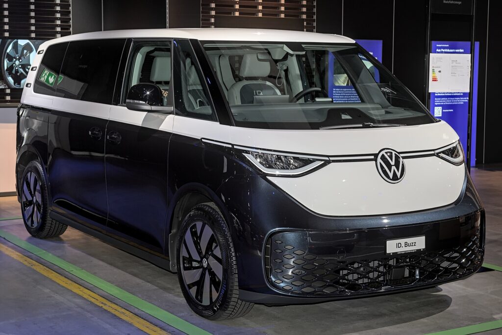 Tofarvet Volkswagen ID. Buzz med lang akselafstand, sort og hvid, udstillet indendørs
