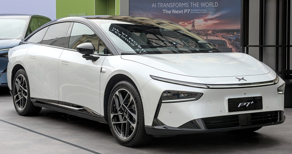 Hvid Xpeng P7+ sedan udstillet på IAA 2025
