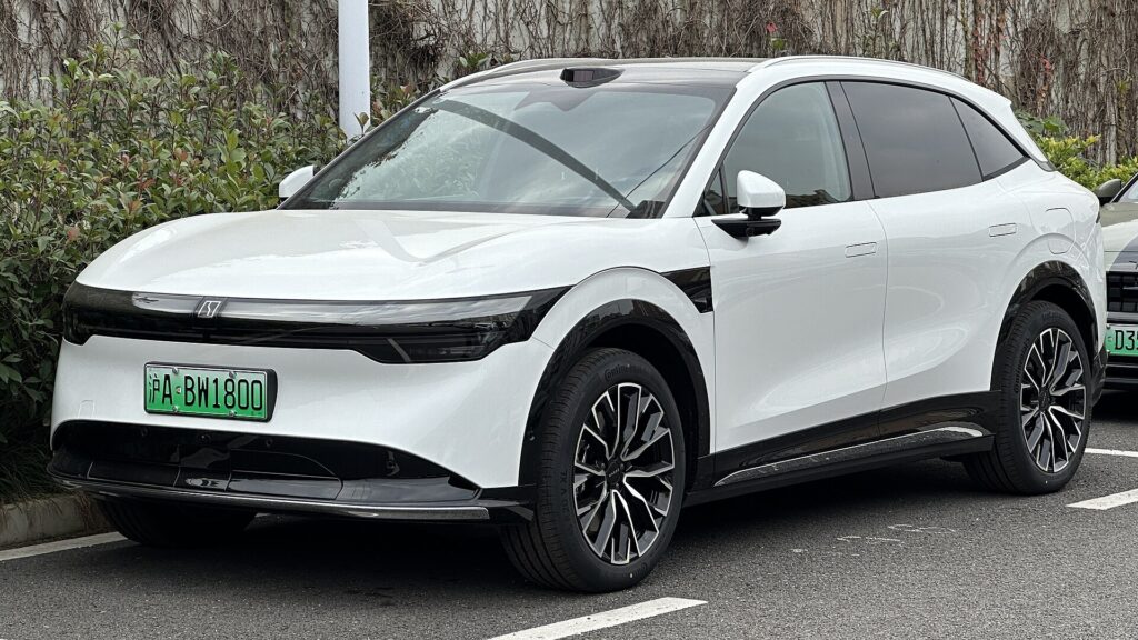 Hvid Zeekr 7X parkeret på en parkeringsplads