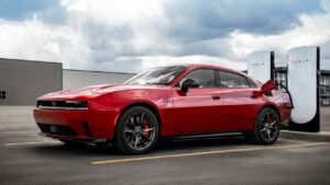 Tesla opladningsstation med rødt køretøj