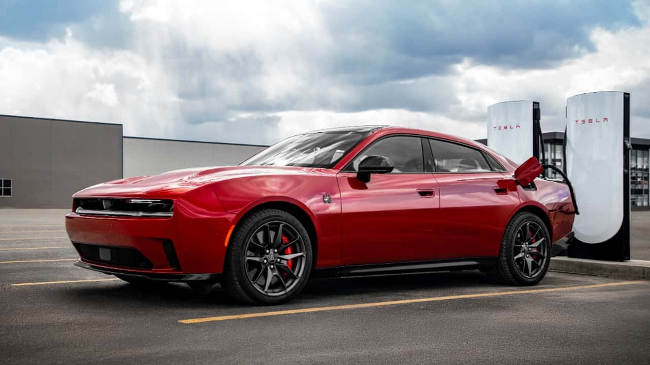 Tesla opladningsstation med rødt køretøj