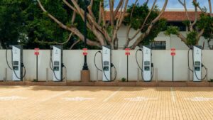 Elektriske ladestandere på parkeringsplads