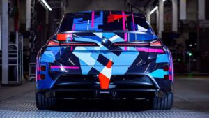 BMW iX med farverig folie i produktionsmiljø