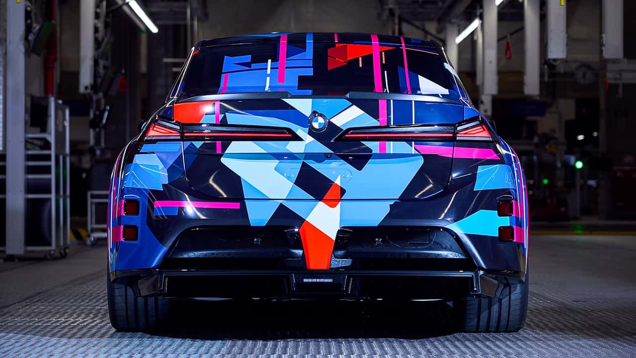 BMW iX med farverig folie i produktionsmiljø