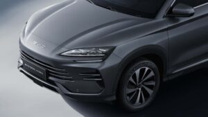 BYD Seal U SUV set forfra i udstillingslokale