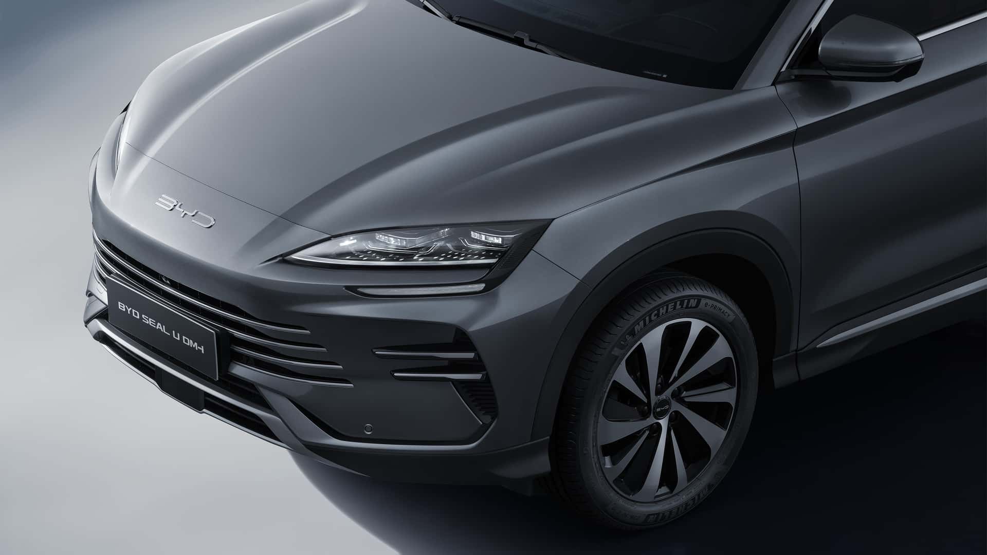 BYD Seal U SUV set forfra i udstillingslokale