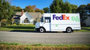 FedEx elektrisk varebil parkeret foran et hus