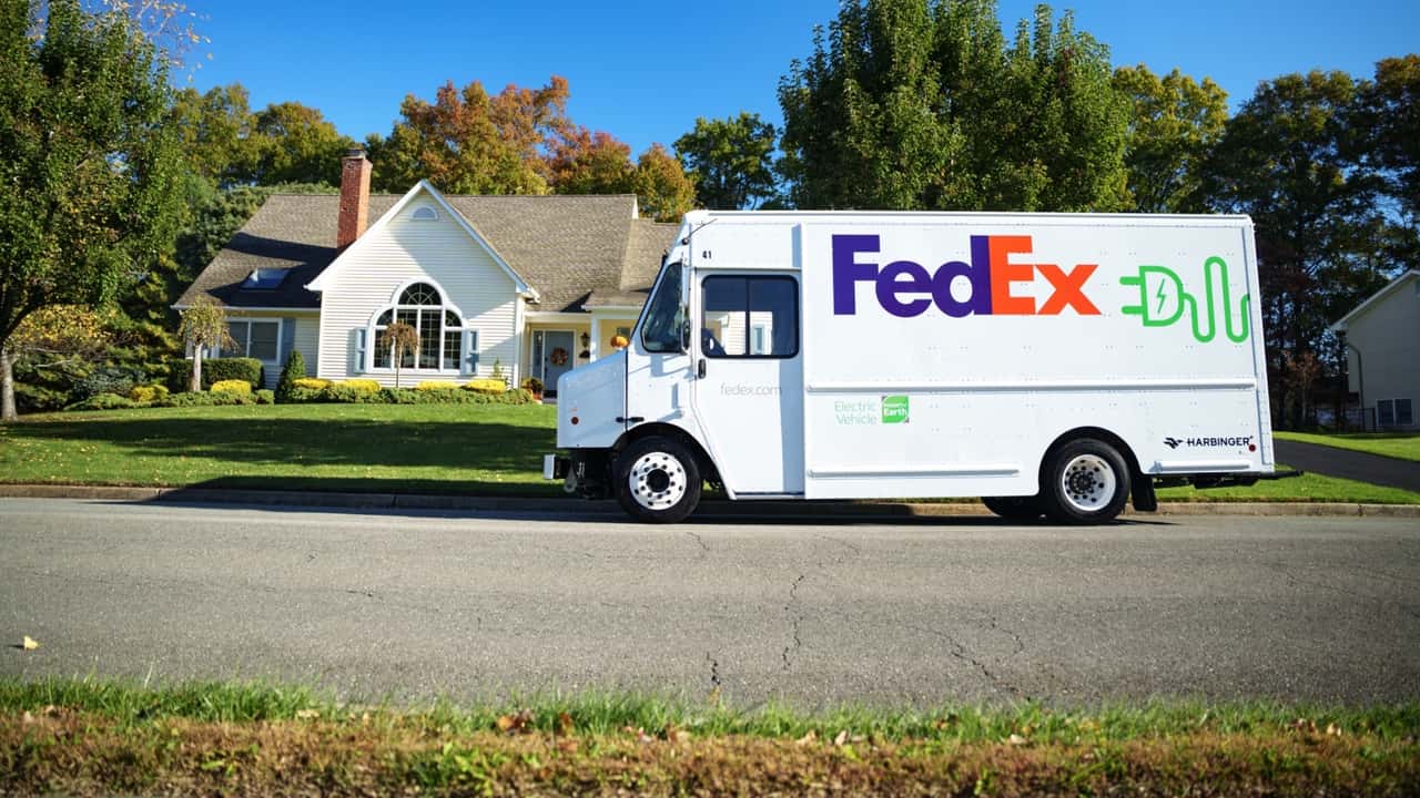 FedEx elektrisk varebil parkeret foran et hus