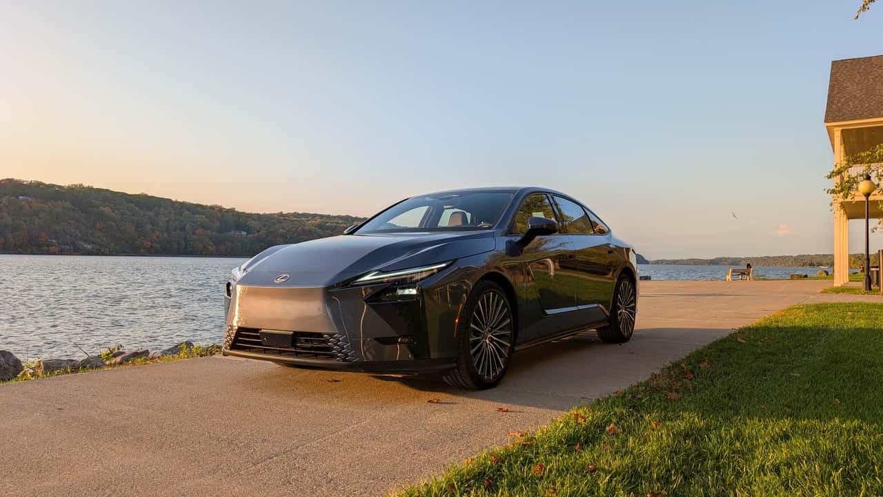 Lexus elbil parkeret ved sø om aftenen