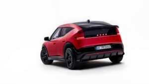 Rød Hyundai Ioniq 5 parkeret indendørs