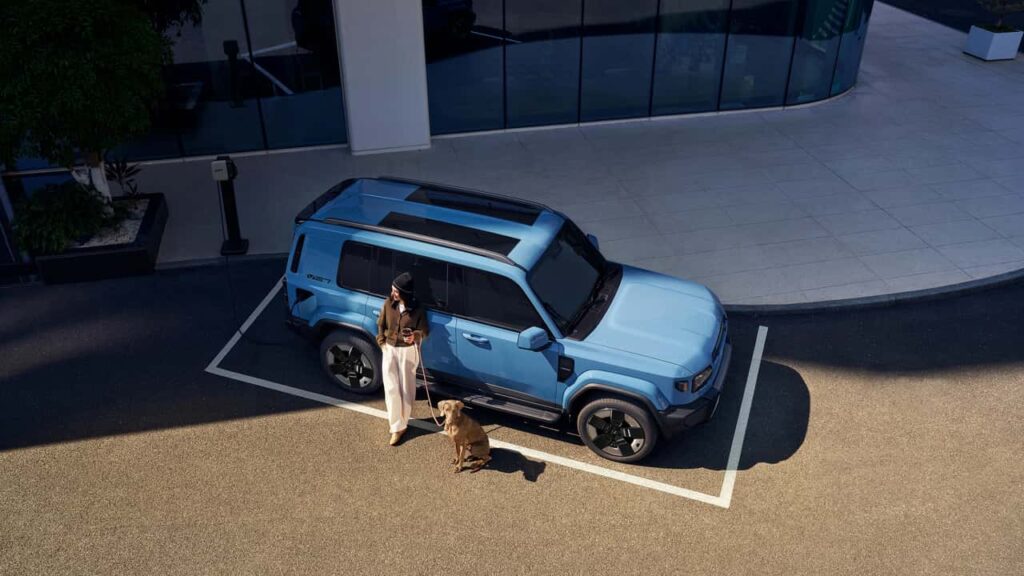 Blå kompakt elektrisk SUV parkeret ved bygning