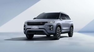 JAECOO J7 elektrisk SUV i et showroom