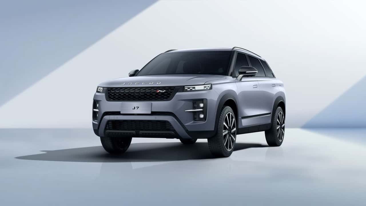 JAECOO J7 elektrisk SUV i et showroom