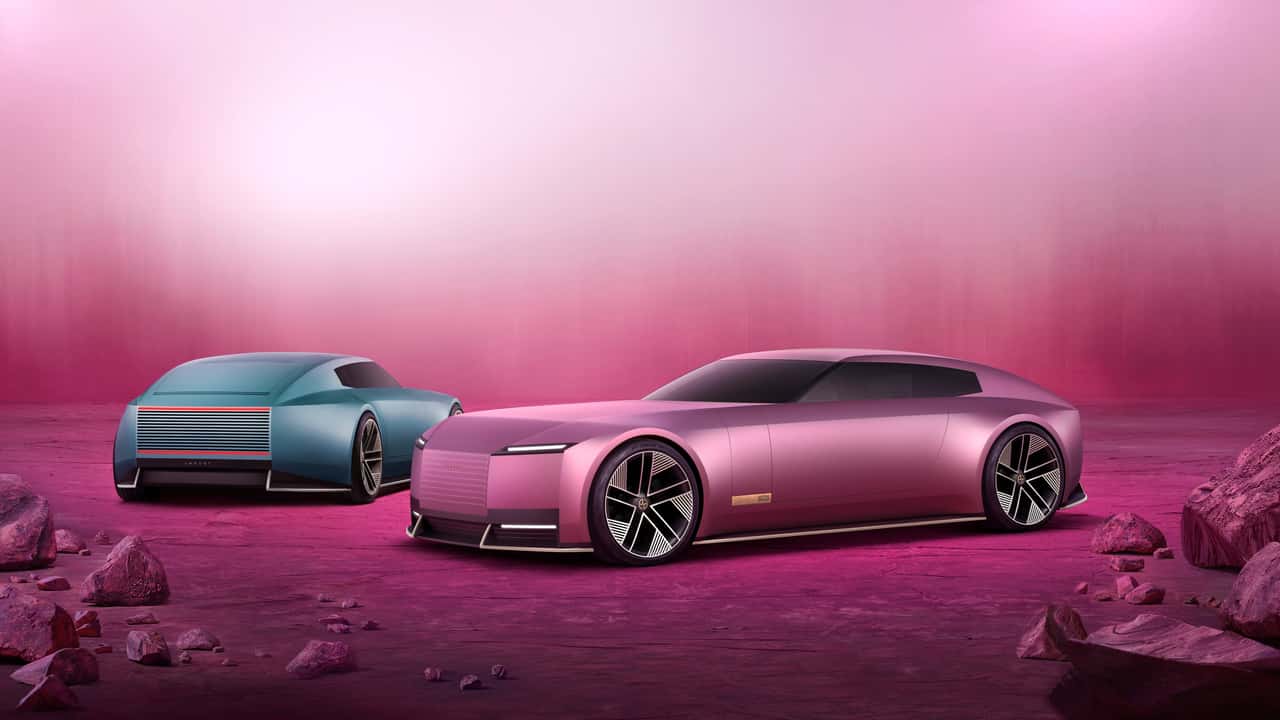 To futuristiske elektriske biler i pink og blå på en æterisk baggrund
