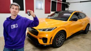 Ford Mustang Mach-E parkeret i garage