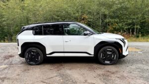 BYD elektrisk SUV parket på grusvej