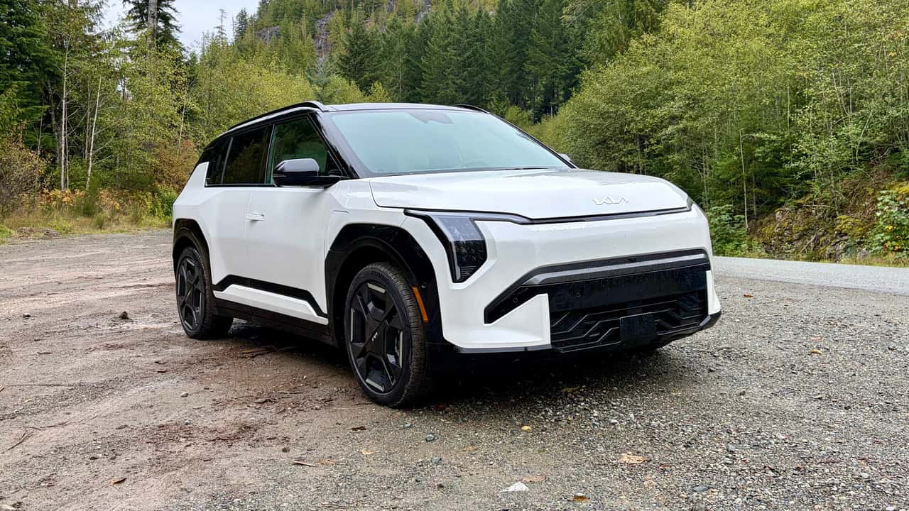 Kia EV SUV parkeret i skovområde