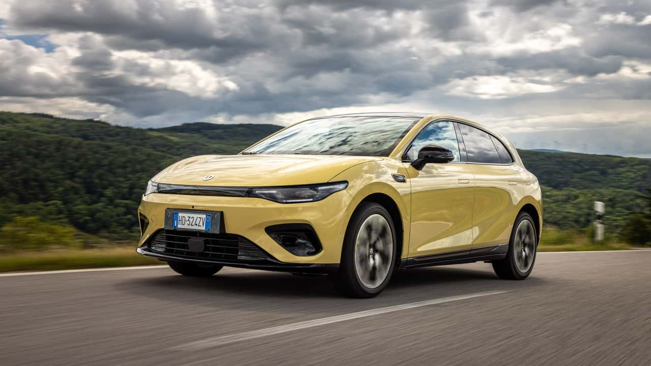 XPeng elektrisk bil kører på en vej i naturen