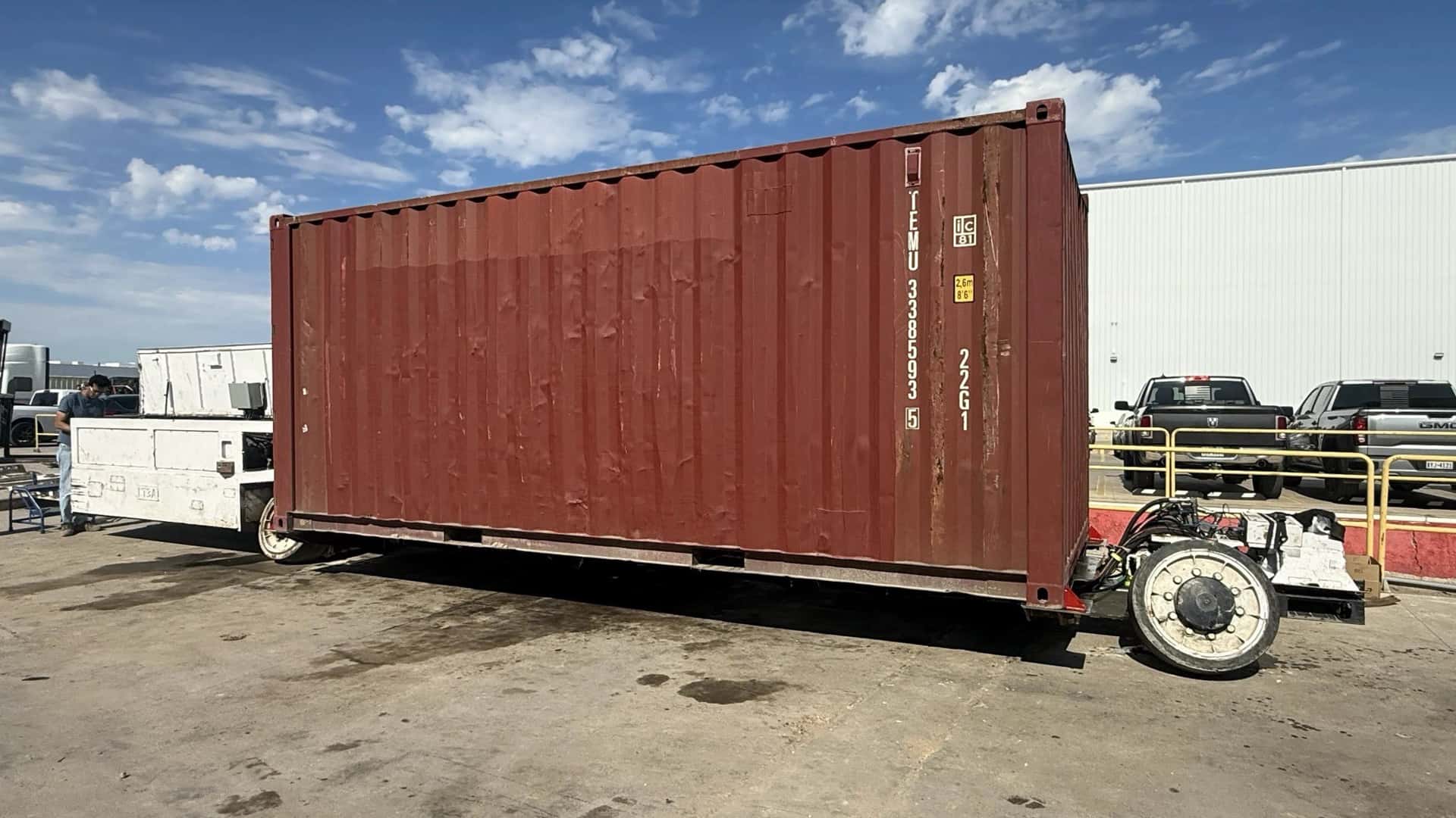 Elektrisk drevet container i et industriområde