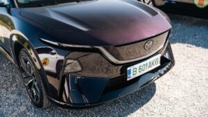 Mazda elektrisk SUV parkeret udendørs