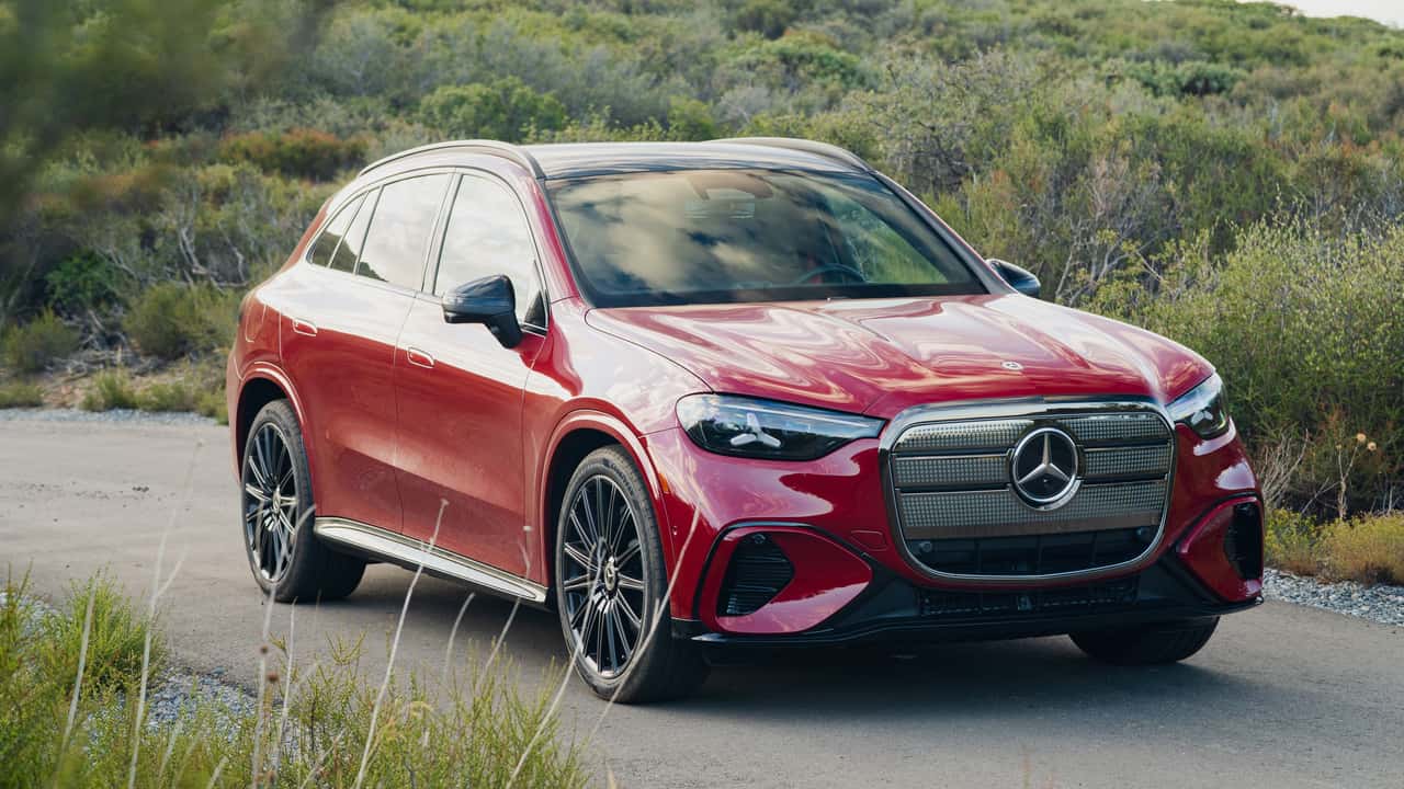 Rød Mercedes elbil på landevej