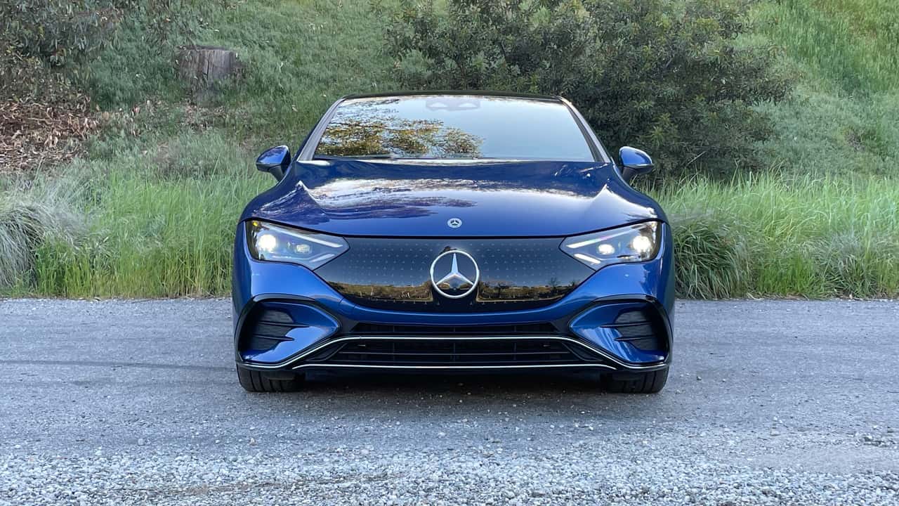 Mercedes elektrisk sedan parkeret udendørs