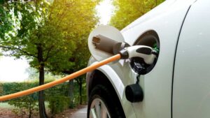 Elektrisk bil under opladning i naturlige omgivelser