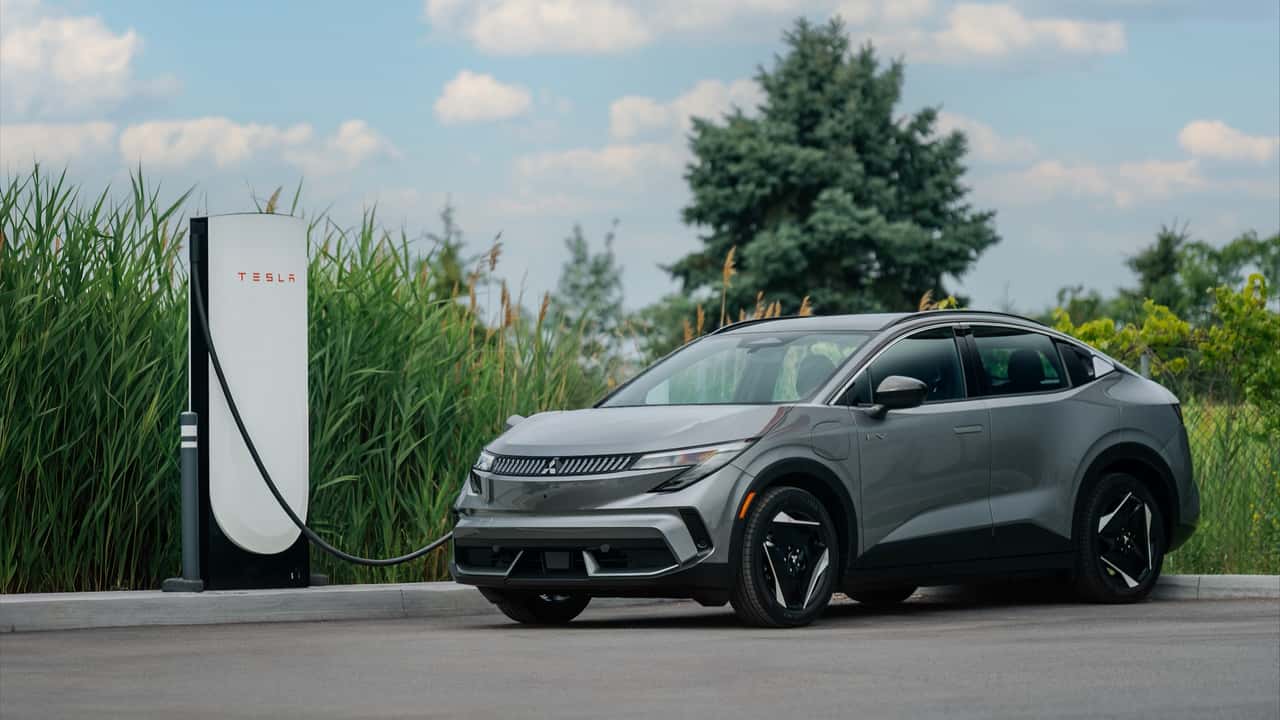 Mitsubishi elbil oplader ved Tesla ladestation