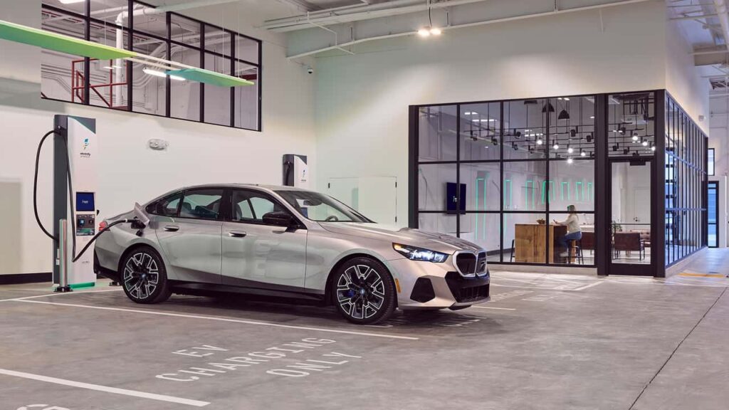 BMW elbil oplader i garage
