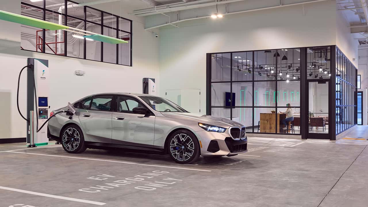BMW elbil oplader i garage