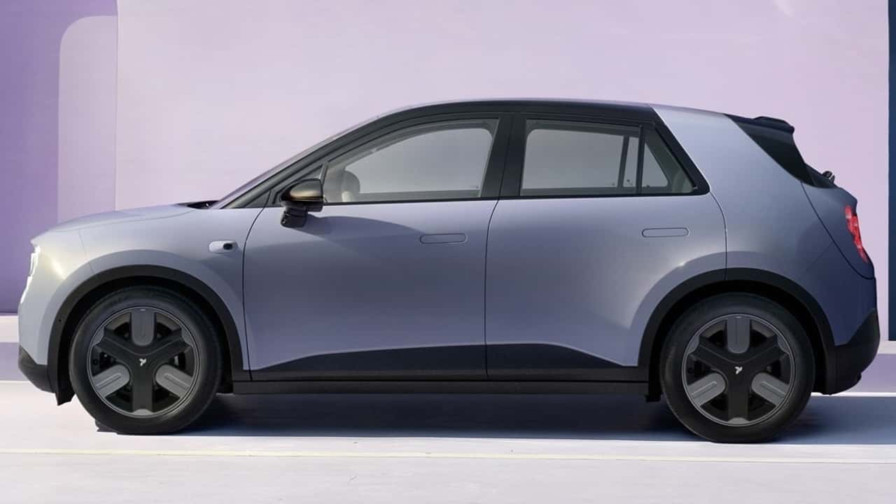 Elektrisk kompakt SUV i udstillingslokale