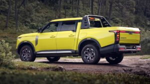 Vinfast Frontier Pro elektrisk pickup ved skov