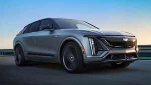 Cadillac elektrisk SUV kørt på motorvej