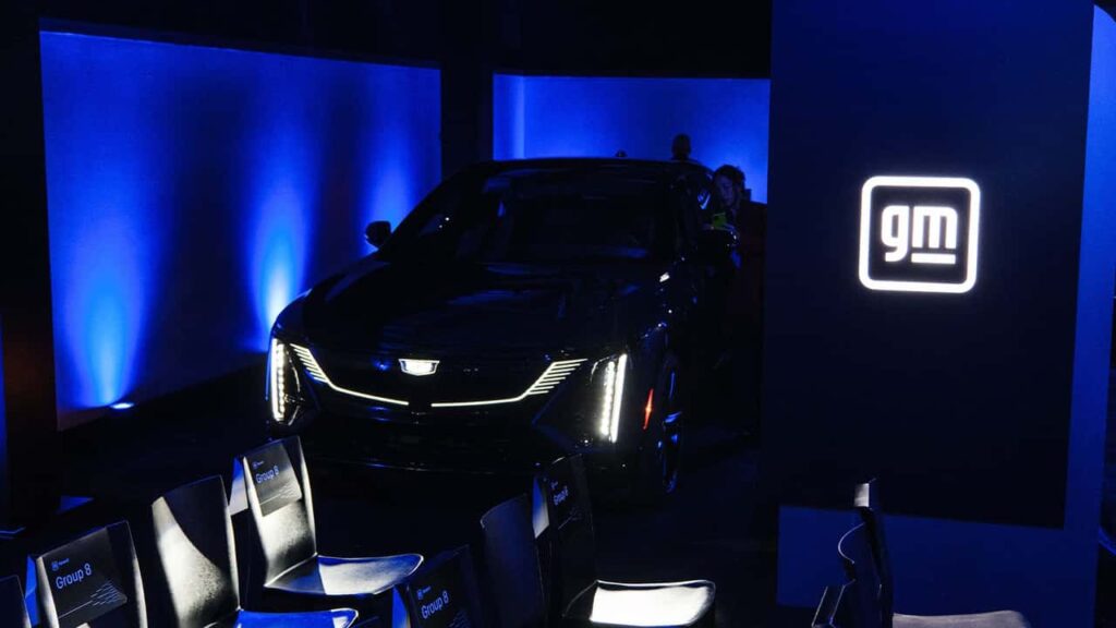 Cadillac elbil på et event med GM logo