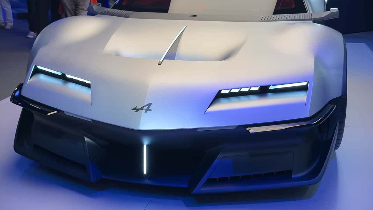 Alpine sportsvogn udstillet i showroom